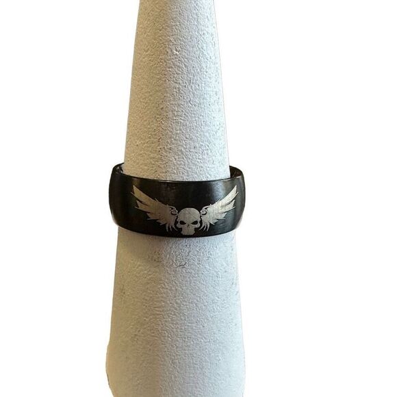 NWOT Size 7 Titanium band with etched skull and bat wings - Picture 1 of 5
